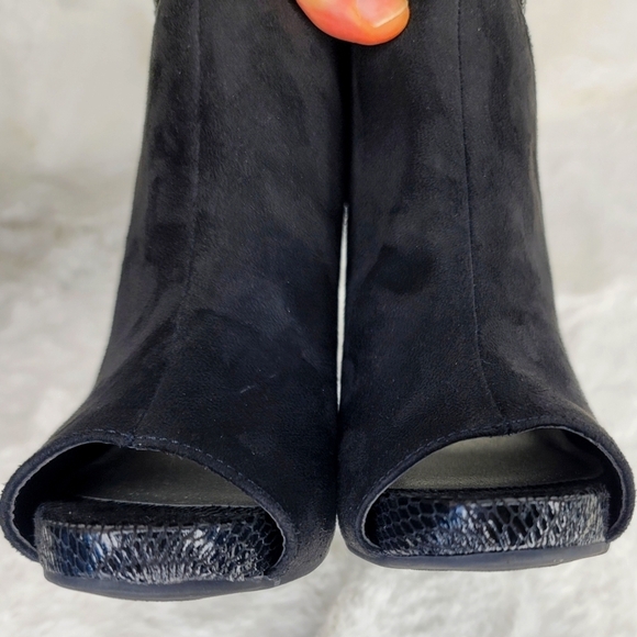 NWT Bootie peep toe heels strap snake embossed suede comfortable GBG Los Angeles - Picture 10 of 10